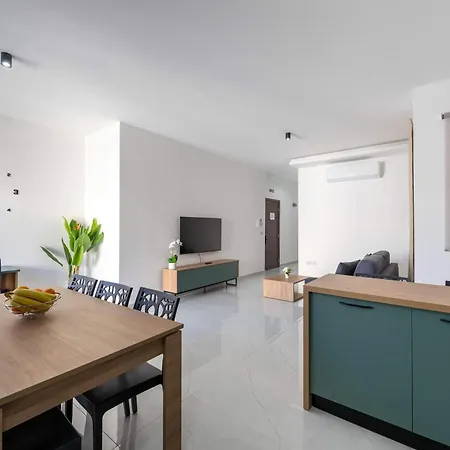 Swieqi 3bdr New Flat 4 דירה *